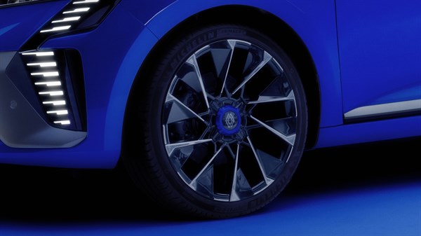 Renault Novi CLIO E-TECH FULL HYBRID - F1 spoiler and wheel rims
