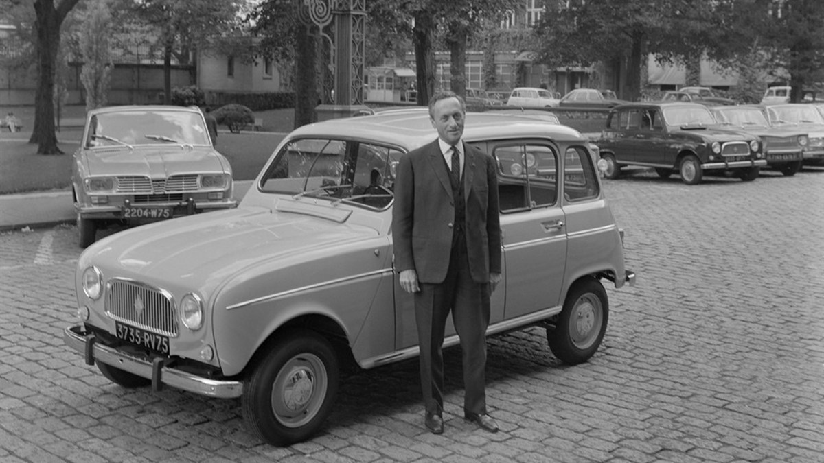 Pierre Dreyfus, direktor Renaulta od 1955. do 1975., ispred Renaulta 4