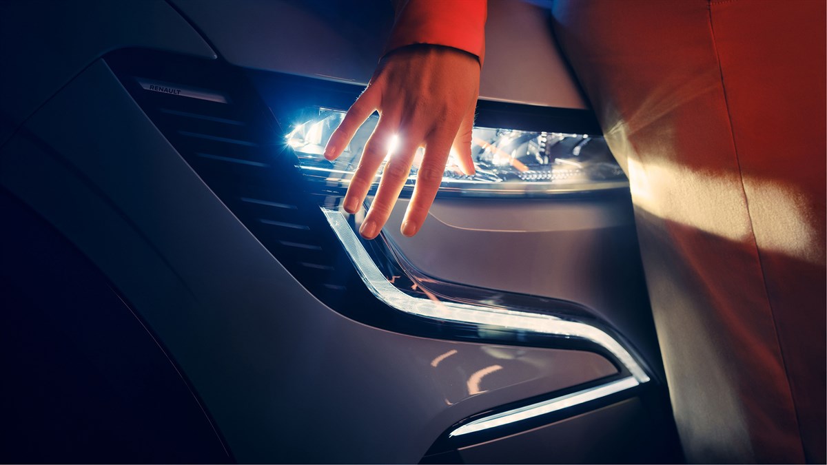 openR link multimedia system with Google built-in - My Renault account creation - activating lights, horn