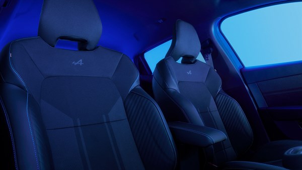 Renault Clio full hybrid E-Tech - upholstery and steering wheel