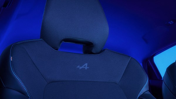 Renault Clio full hybrid E-Tech - upholstery and steering wheel