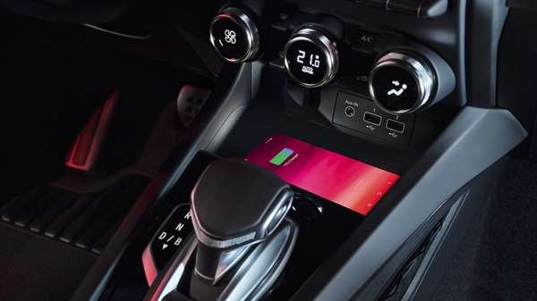 Renault Conquest E-Tech full hybrid - inductive wireless charger and dashboard