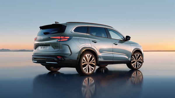 harmonious, refined rear end - Renault Espace full hybrid E-Tech