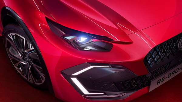 unique half-diamond lighting signature - Renault Clio E-Tech