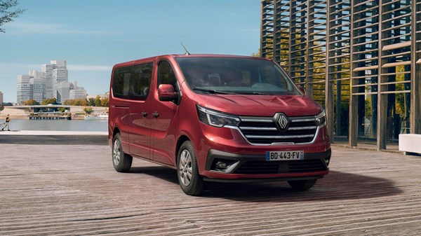 Renault Trafic Passenger - distinctive styling