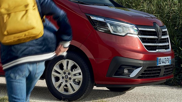 Renault Trafic Passenger - dynamic silhouette with 17" wheels