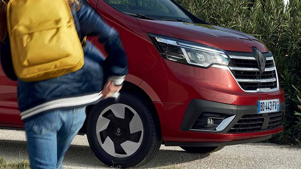 Renault Trafic Passenger - dynamic silhouette with 17" wheels