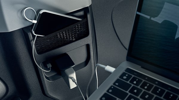 Renault Trafic SpaceClass - 220 V socket and USB ports