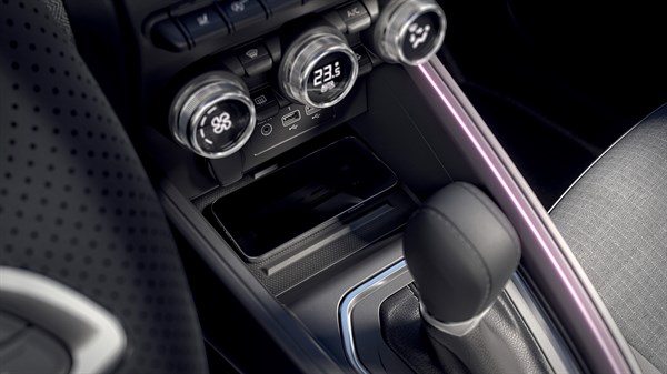 Renault Clio full hybrid E-Tech - accessories - induction smartphone charger on console